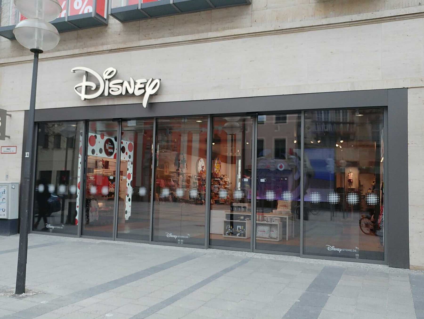 Fassade und Eingang des Disney Flagship-Stores in München.